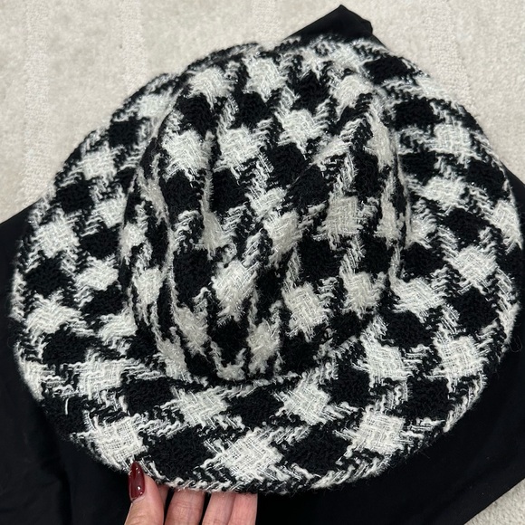 19K NWT CHANEL Houndstooth Hat - Picture 1 of 6